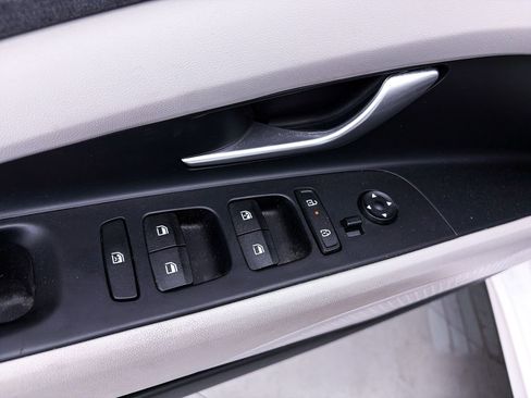 Used 2024 Hyundai Elantra Limited FWD image 19