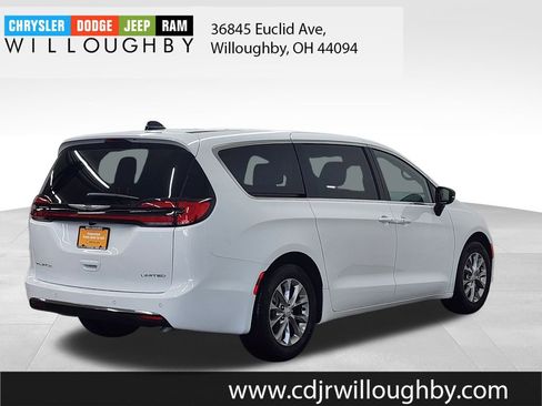 Used 2026 Chrysler Pacifica Limited image 8