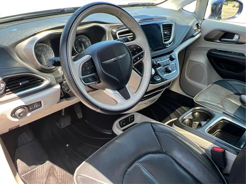 Used 2018 Chrysler Pacifica Limited w/ Advanced Safetytec Group FWD image 16
