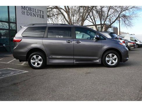 Used 2016 Toyota Sienna LE image 5