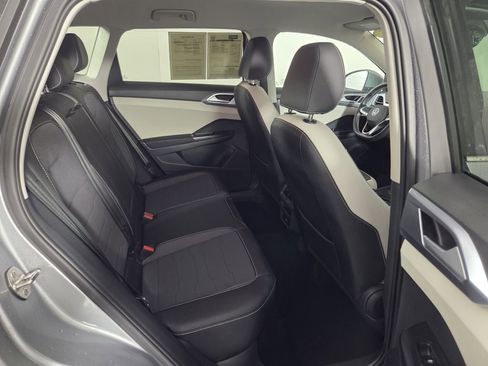 Used 2025 Volkswagen Taos SE FWD image 31