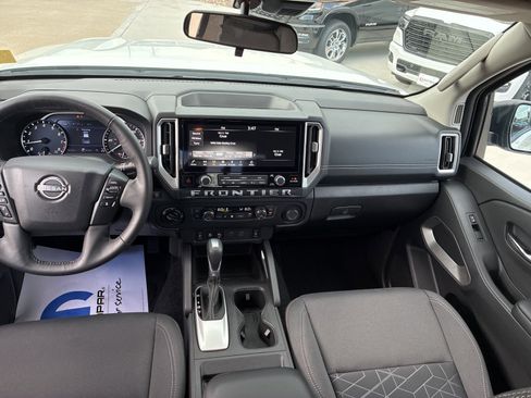 Used 2025 Nissan Frontier SV w/ SV Convenience Package image 11