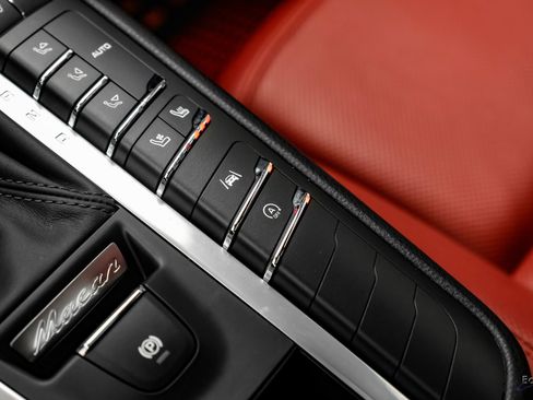 Used 2021 Porsche Macan AWD/4WD image 58