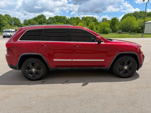 Used 2011 Jeep Grand Cherokee Laredo AWD/4WD image 4