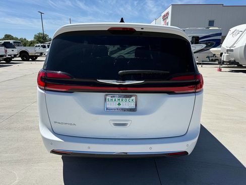 Used 2024 Chrysler Pacifica Touring FWD image 4