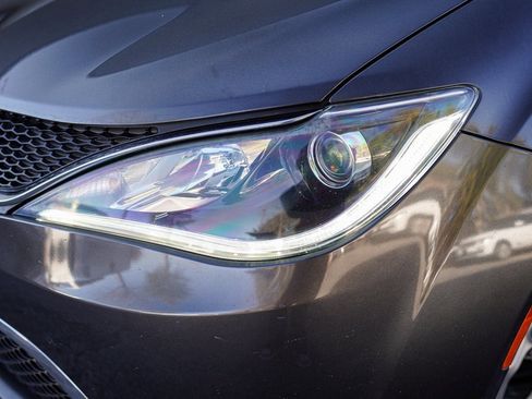 Used 2020 Chrysler Pacifica Limited image 3