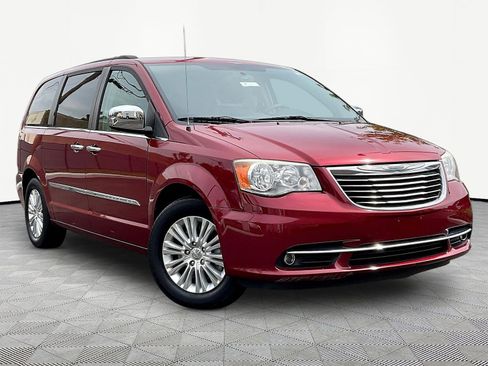 Used 2013 Chrysler Town & Country Touring-L w/ Premium Group FWD image 3
