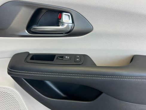 Used 2024 Chrysler Pacifica Limited FWD image 21