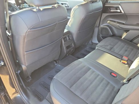 Used 2024 Mitsubishi Outlander SE image 9