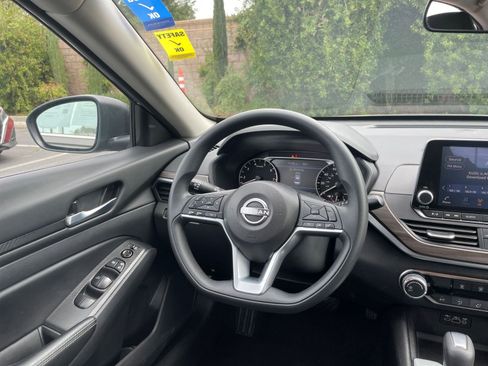 Used 2025 Nissan Altima 2.5 SV image 34