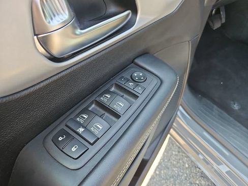 Used 2025 Chrysler Pacifica Limited FWD image 12