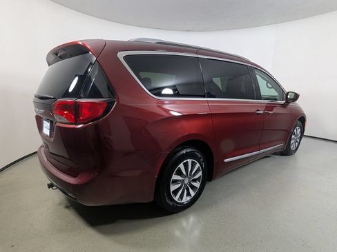 Used 2020 Chrysler Pacifica Touring-L Plus w/ Tire & Wheel Group FWD image 8