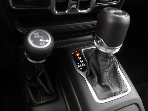 Used 2024 Jeep Wrangler Unlimited Sahara w/ Technology Group AWD/4WD image 24