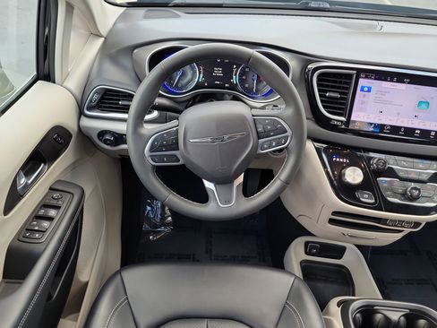Used 2024 Chrysler Pacifica Touring-L FWD image 17
