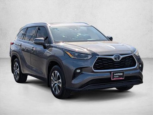 Certified 2021 Toyota Highlander XLE image 3