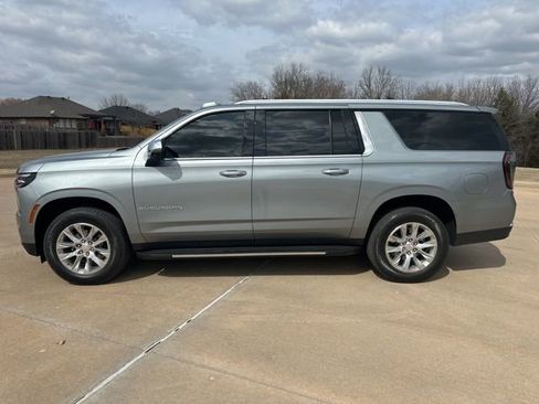 Used 2025 Chevrolet Suburban Premier image 2