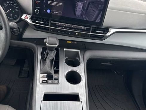 Used 2025 Toyota Sienna XLE FWD image 16
