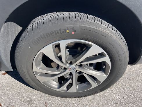 Used 2022 Buick Envision Essence w/ Technology Package I image 9