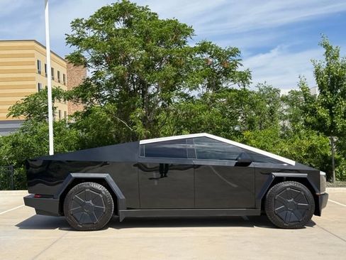 Used 2024 Tesla Cybertruck AWD Crew Cab image 4