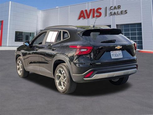 Used 2025 Chevrolet Trax LT w/ LT Convenience Package image 9