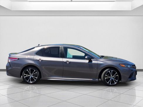 Used 2020 Toyota Camry SE w/ Sunroof Package FWD image 4