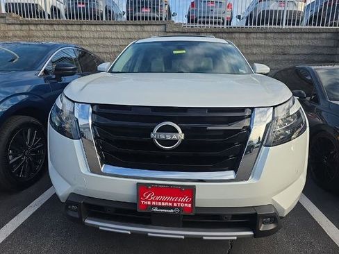 Certified 2025 Nissan Pathfinder SL w/ SL Premium Package image 2