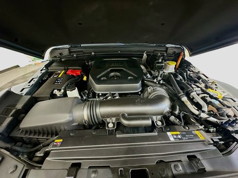 Used 2024 Jeep Wrangler Unlimited w/ Convenience Group AWD/4WD image 33