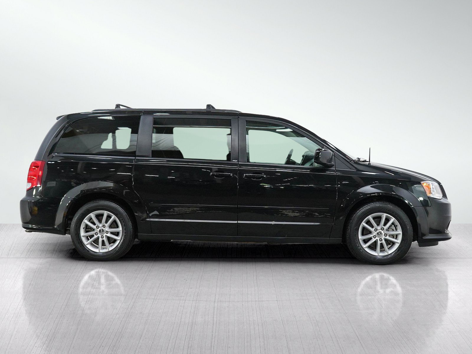 Used 2014 Dodge Grand Caravan SXT w/ Rear Park Assist Package FWD image 7