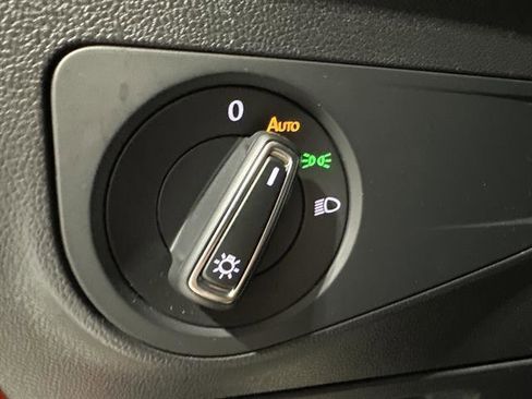 Used 2019 Volkswagen Tiguan SE image 25