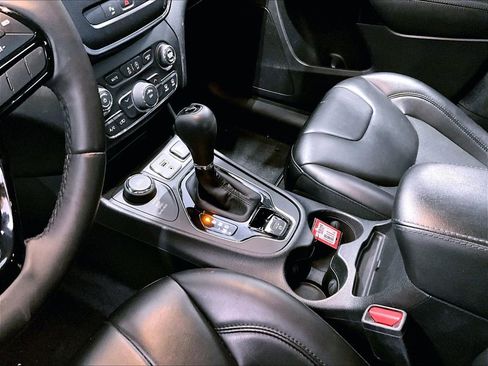 Used 2019 Jeep Cherokee Latitude Plus image 15