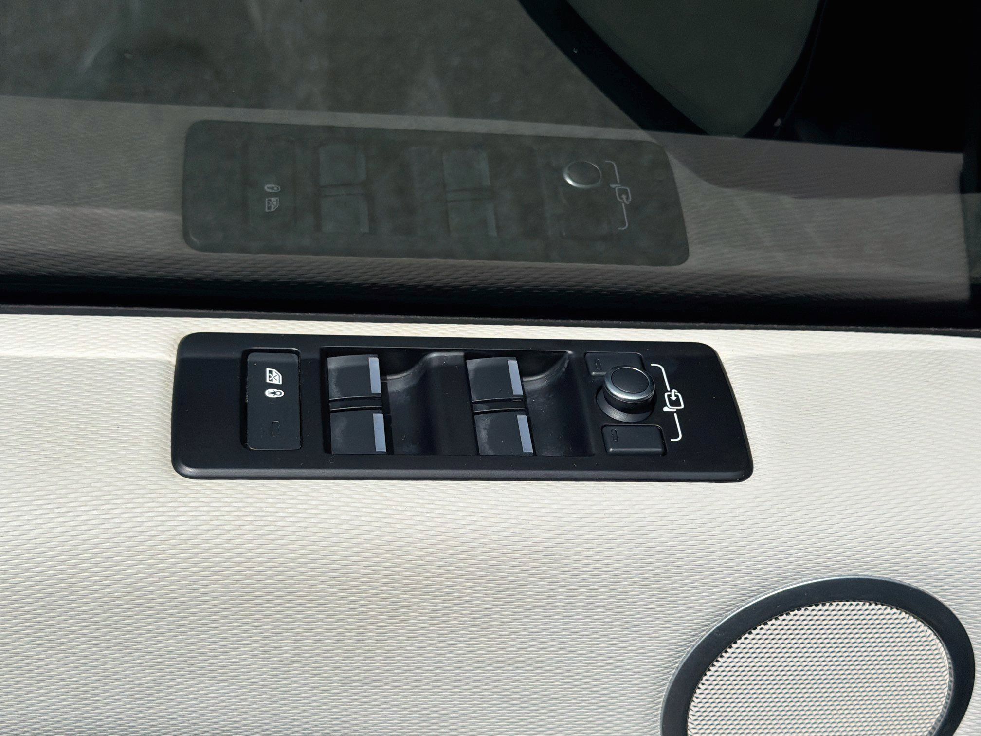 Used 2022 Land Rover Discovery S R-Dynamic AWD/4WD image 25