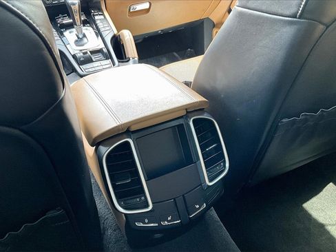 Used 2018 Porsche Cayenne Platinum Edition w/ Premium Package Plus image 31