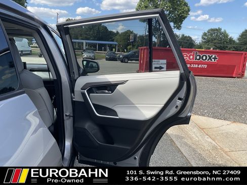 Used 2021 Toyota RAV4 XLE Premium image 18
