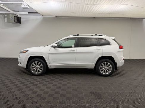 Used 2017 Jeep Cherokee Overland w/ Technology Group AWD/4WD image 2