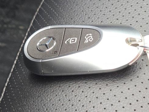 Used 2025 Mercedes-Benz GLC 300 4MATIC image 36