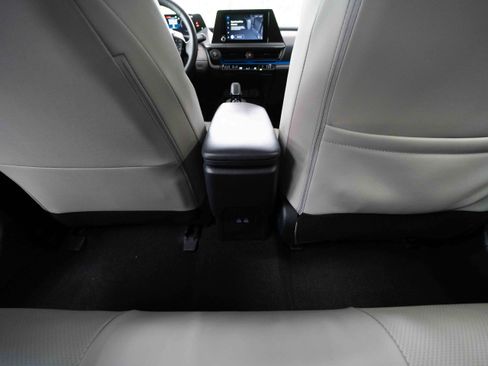 Used 2024 Toyota Prius XLE FWD image 22