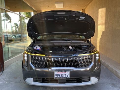 Used 2025 Kia Carnival image 31