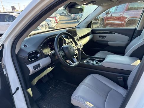 Used 2025 Honda Pilot EX-L image 9