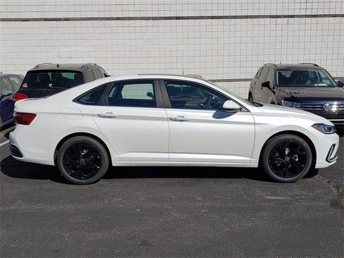 New 2025 Volkswagen Jetta SE image 2