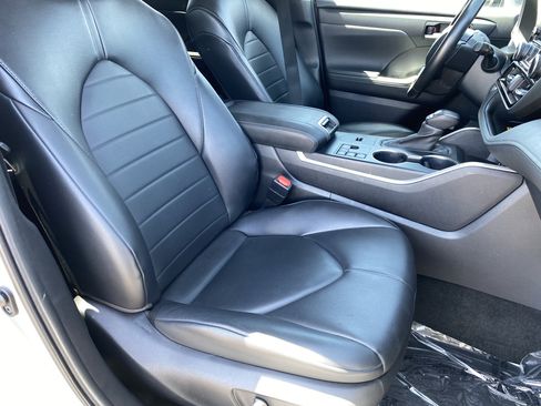 Used 2024 Toyota Highlander XLE FWD image 10