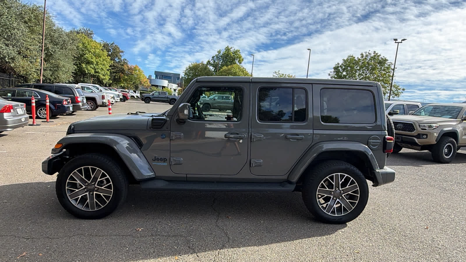 Used 2022 Jeep Wrangler Unlimited Sahara AWD/4WD image 8
