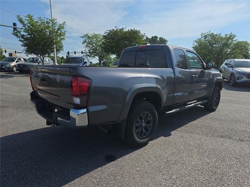 Used 2022 Toyota Tacoma SR5 w/ SR5 Appearance Package (SM) AWD/4WD image 4
