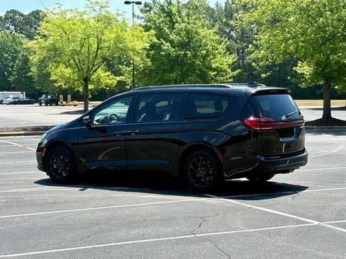 Used 2021 Chrysler Pacifica Touring w/ Uconnect Theater Family Group FWD image 4