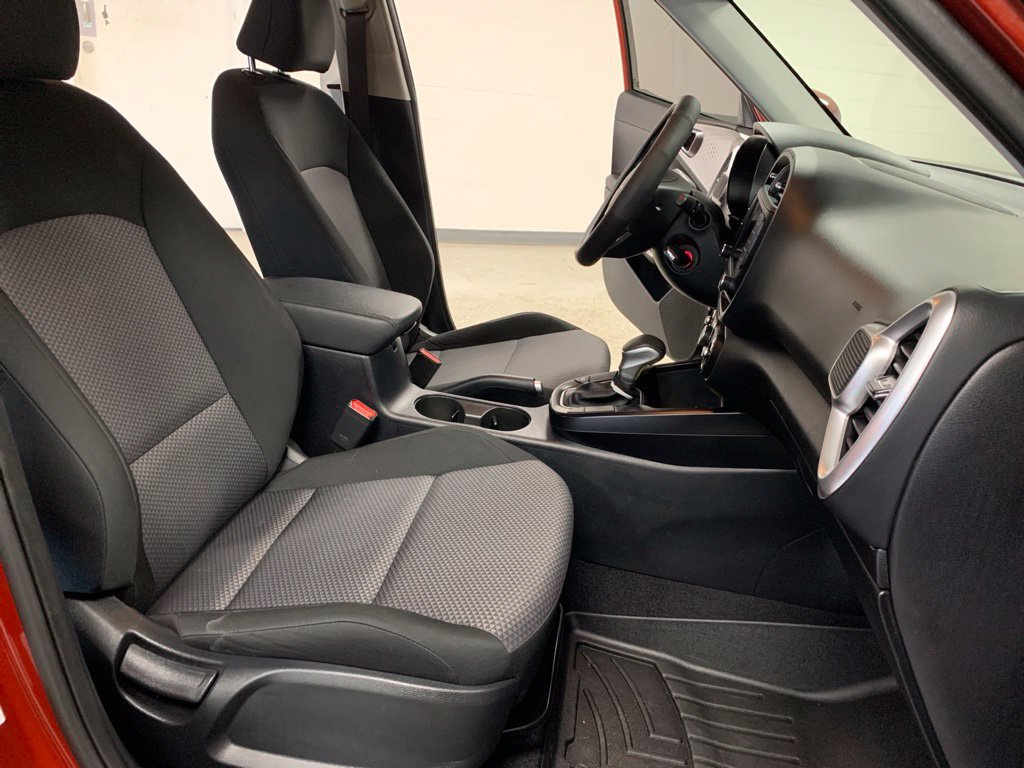 Used 2025 Kia Soul LX w/ LX Technology Package FWD image 5