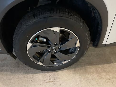 Used 2024 Nissan Rogue SV image 10