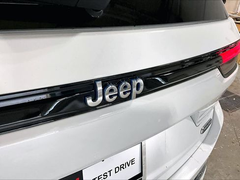 Used 2023 Jeep Grand Cherokee Overland w/ Advanced Protech Group III AWD/4WD image 31