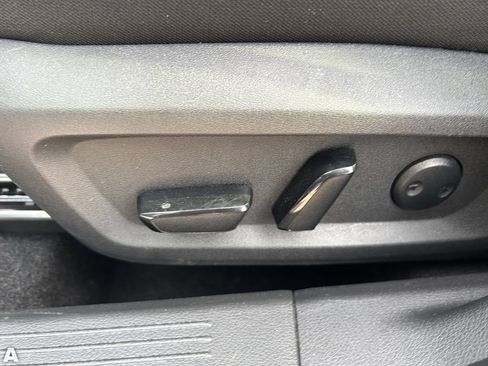 Used 2025 Nissan Rogue SV FWD image 22