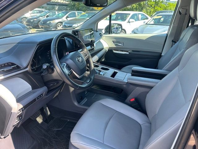 Used 2021 Toyota Sienna XLE FWD image 4