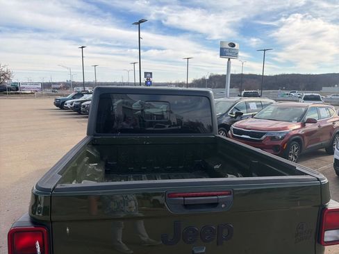 Used 2023 Jeep Gladiator Willys image 7