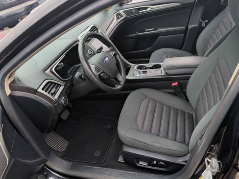 Used 2017 Ford Fusion SE w/ Fusion SE Technology Package FWD image 5